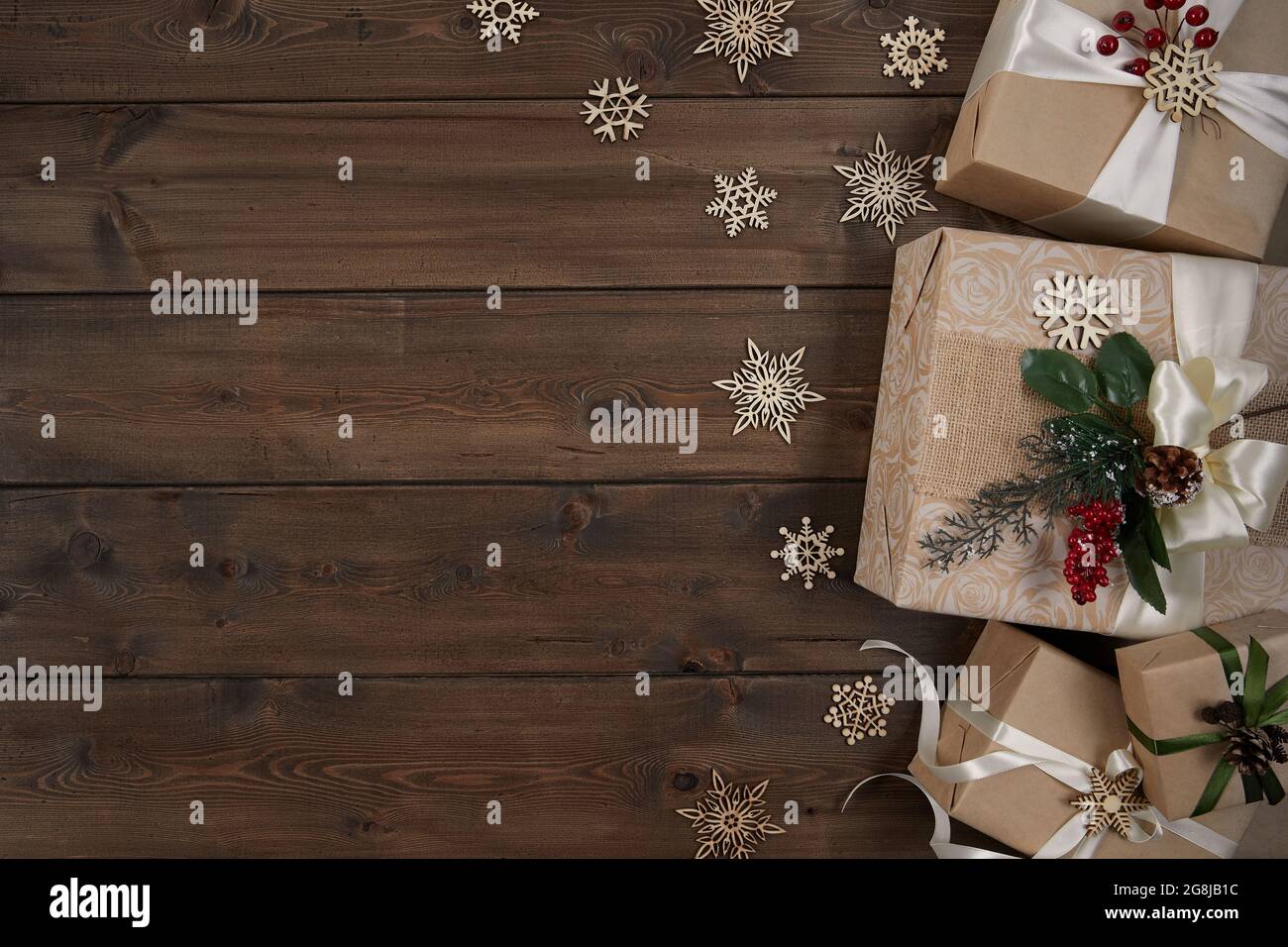 Fond de Noël avec bordure de boîtes-cadeaux sur fond de bois brun foncé Banque D'Images