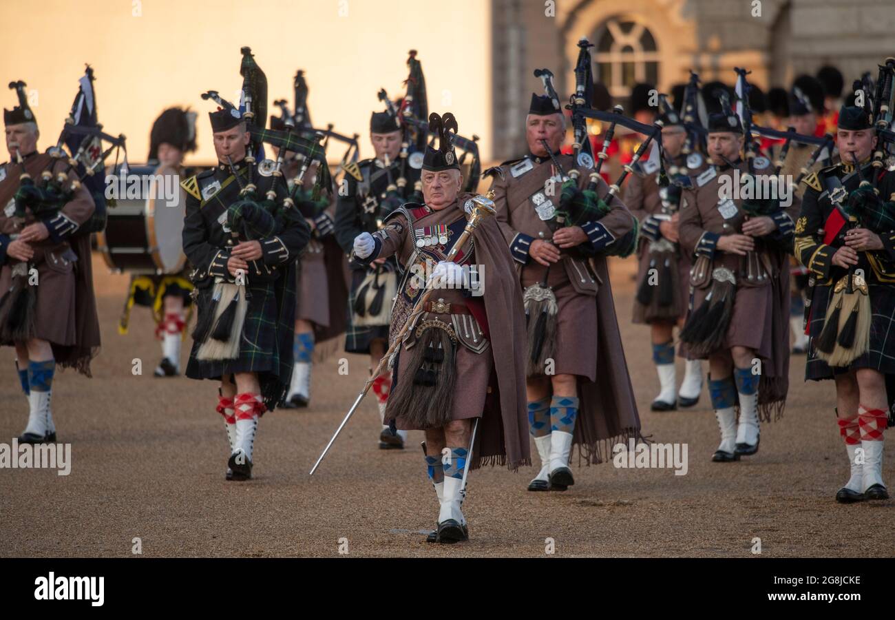 Horse Guards Parade, Londres, Royaume-Uni. 20 juillet 2021. Première représentation avec un public pour le spectaculaire musical militaire The Sword & The Crown dans Horse Guards Parade qui a lieu jusqu'au 22 juillet, la première apparition publique des groupes massés de la Division Household depuis juin 2019. Le groupe de la HAC, le groupe de la Royal Yeomanry, Pipes & Drums du London Scottish Regiment et le corps des tambours de la HAC, se sont rassemblés pour une soirée chaude et ensoleillée au cours d'une canicule au Royaume-Uni. Crédit: Malcolm Park/Alay Banque D'Images