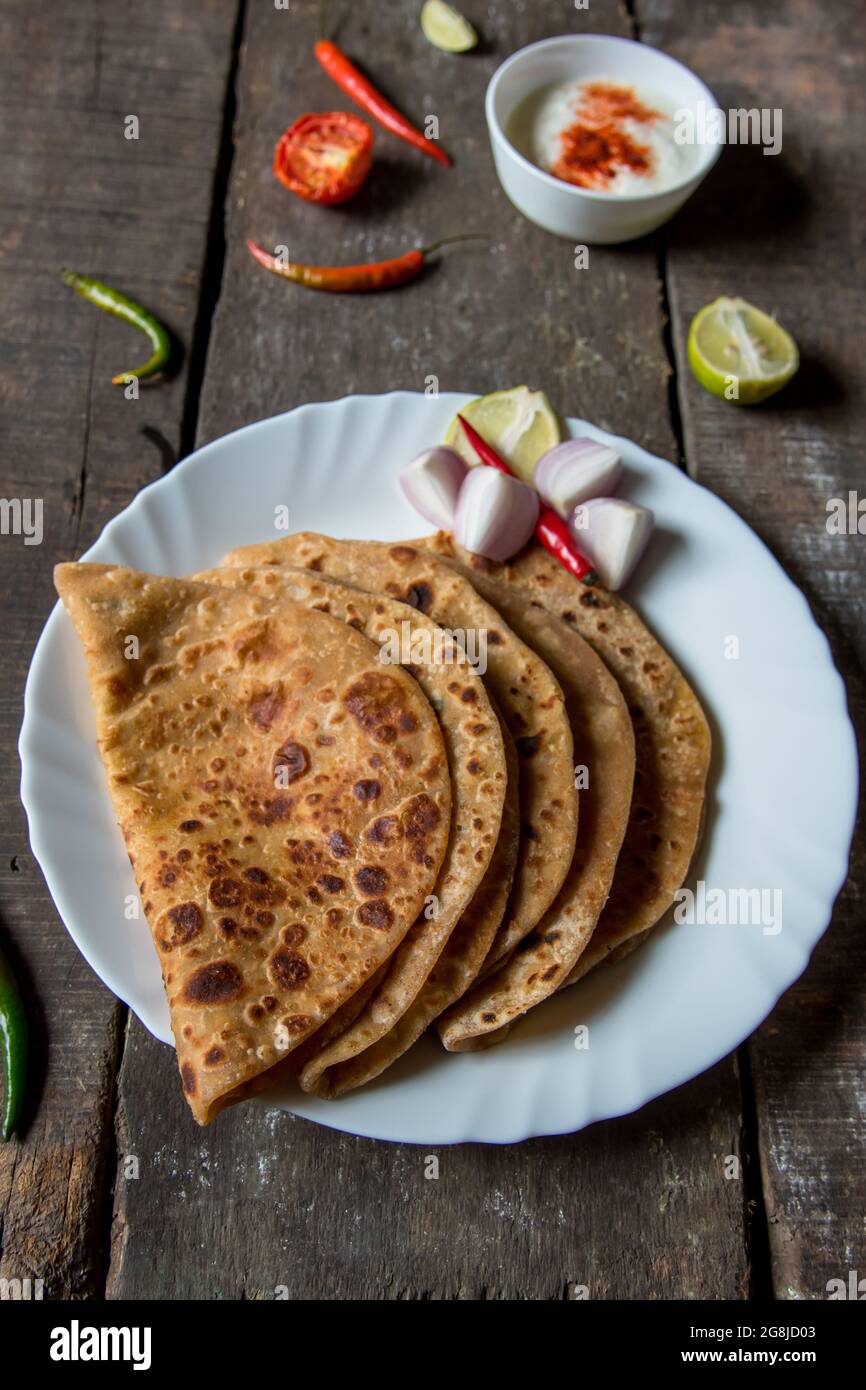 Sattu ka Paratha ou channa dal Paratha farcies servies avec des condiments et de la caillé. Banque D'Images