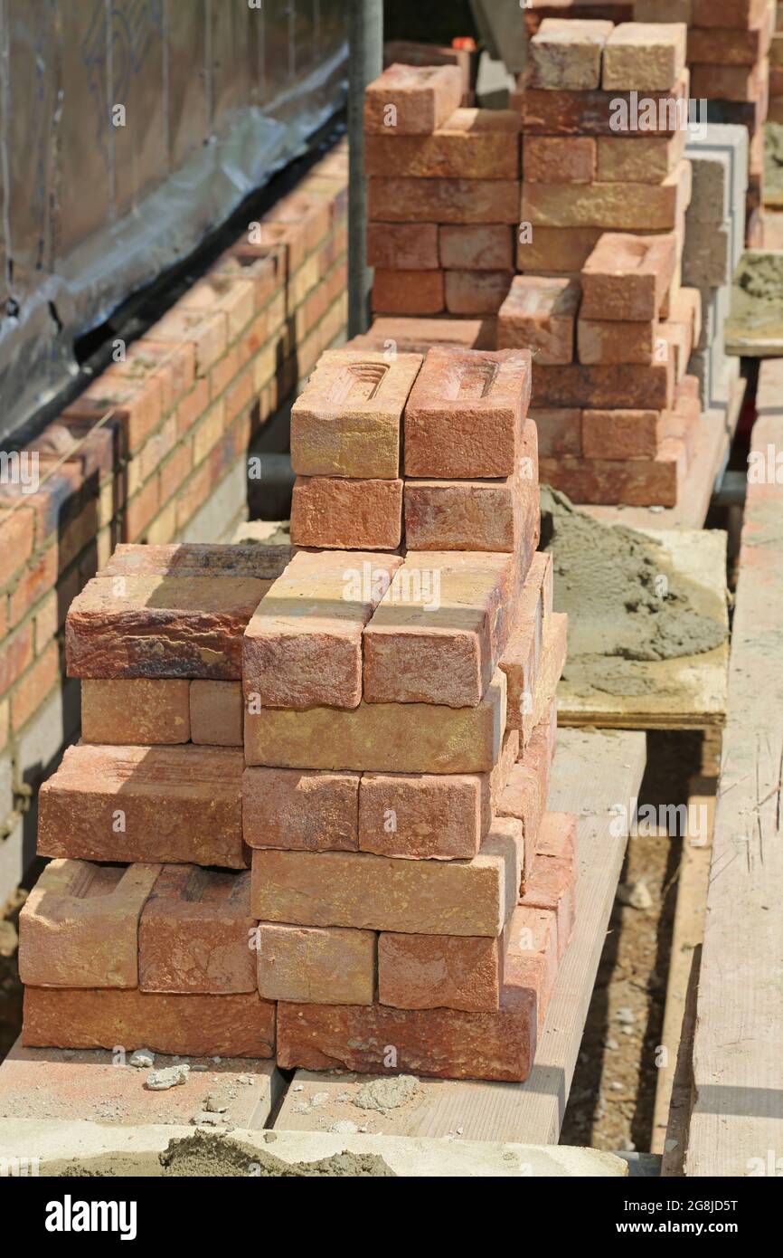 Briques empilées sur un échafaudage pendant la construction du mur extérieur d'un nouveau bungalow à Surrey, Royaume-Uni Banque D'Images