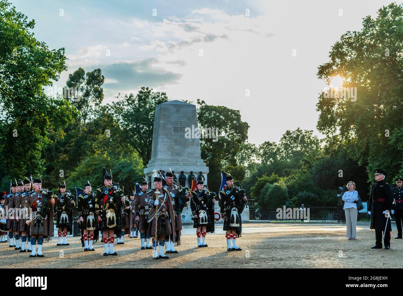 Londres, Royaume-Uni. 20 juillet 2021. Tuyaux et tambours de l'UOTC London Scottish et Aberdeen rejoignent le défilé - membres des groupes des Grenadier, Coldstream, Scots, Les gardes irlandais et gallois et les représentants du 1er Bataillon Grenadier corps of Drums exécutent The Sword & the Crown, qui comprend des arrangements par les membres du groupe et une interprétation de la musique habituellement associée à l'agent secret James Bond. La première nuit des représentations qui ont lieu le 20/21/22 juillet sur Horse Guards Parade. Crédit : Guy Bell/Alay Live News Banque D'Images