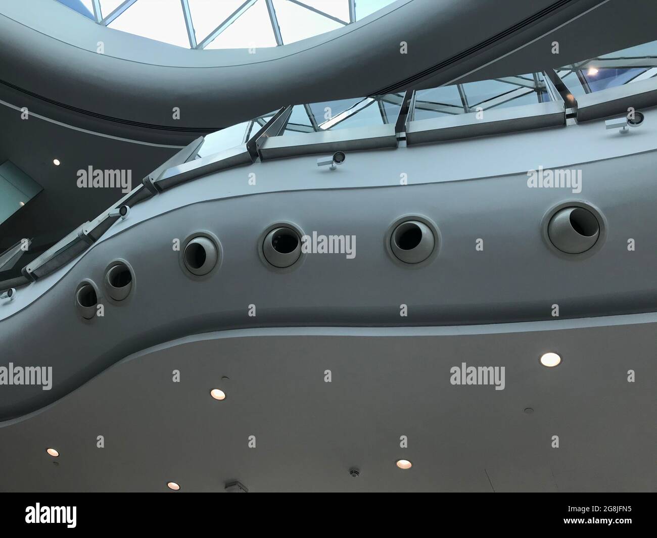 La buse ronde à jet de climatisation ronde en aluminium diffuse les diffuseurs à faux niveau de plafond intérieur travaille pour le hall polyvalent d'une énorme ma shopping Banque D'Images