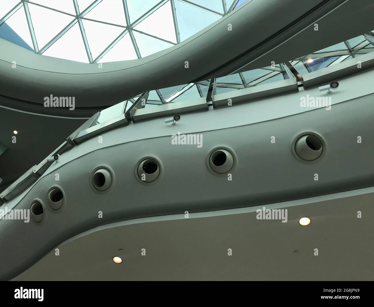 La buse ronde à jet de climatisation ronde en aluminium diffuse les diffuseurs à faux niveau de plafond intérieur travaille pour le hall polyvalent d'une énorme ma shopping Banque D'Images