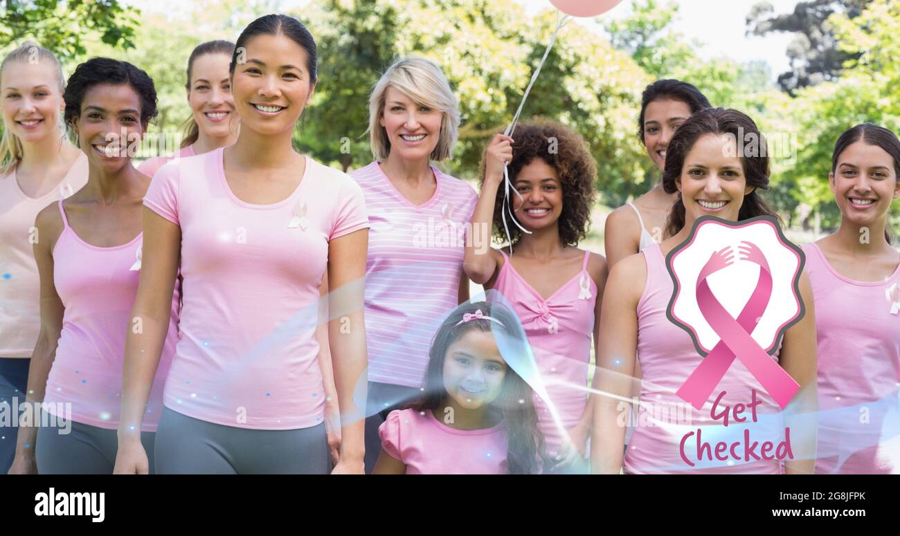 Composition du ruban de cancer du sein rose sur le groupe de femmes souriantes Banque D'Images