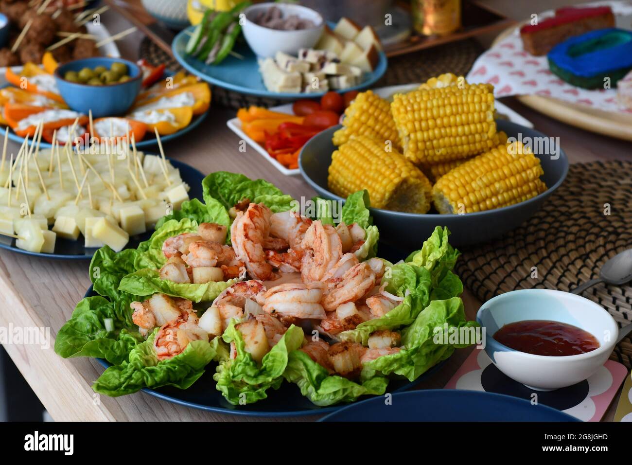 Un Buffet Pour Feter L Anniversaire De L Anniversaire Des Coupes De Laitue De Crevettes Et De Noix De Saint Jacques Du Mais En Epi Des Batonnets D Ananas Et De Fromage Et Une Variete D Autres
