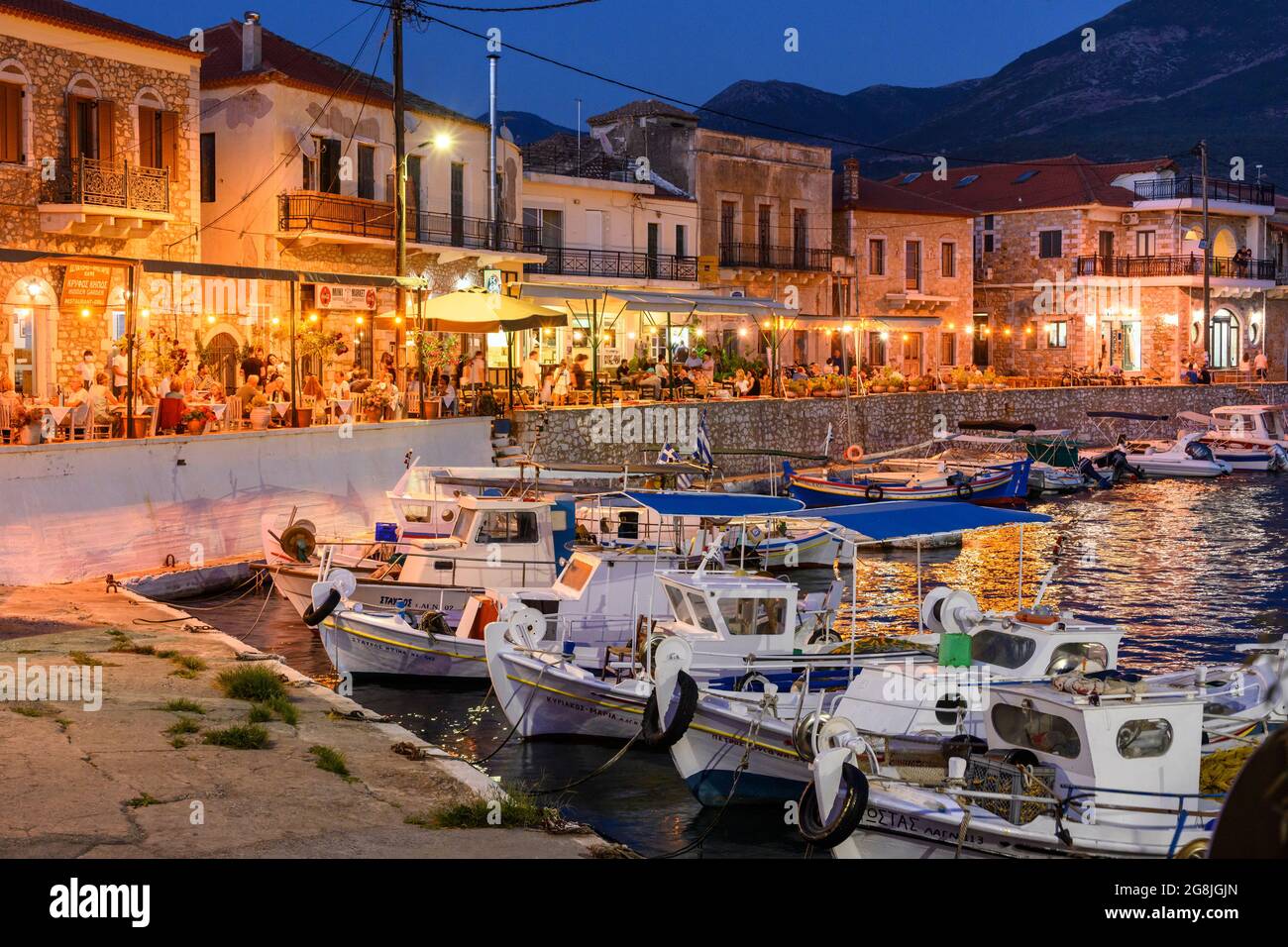 À la recherche de l'autre côté du port, dans le petit village de pêcheurs d'Ayios Nikolaos sur une nuit d'été. Dans l'avant-Mani, Sud du Péloponnèse, Grèce. Banque D'Images