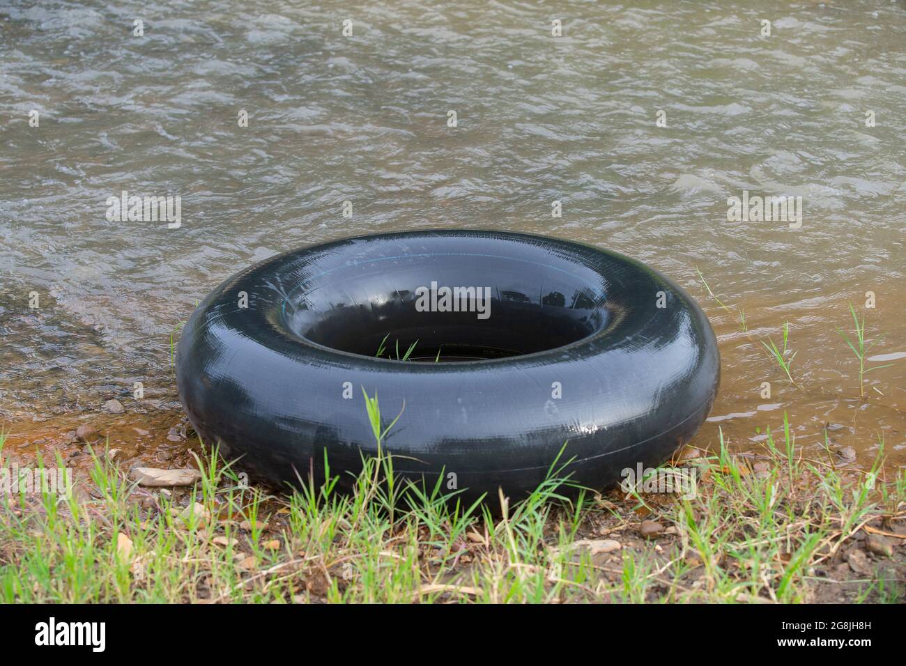 un vieux tube intérieur ou pile de bouées de pneus de voiture pour l'eau de jeu sur la plage. Banque D'Images