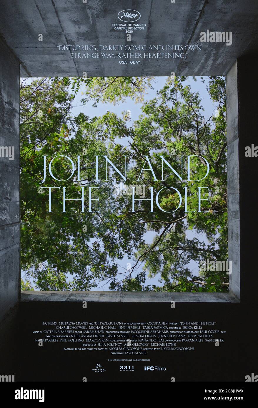 John and the Hole (2021) dirigé par Pascual Sisto et avec Charlie Shotwell, Michael C. Hall et Jennifer Ehle. Un garçon garde sa famille captive dans un trou profond. Banque D'Images