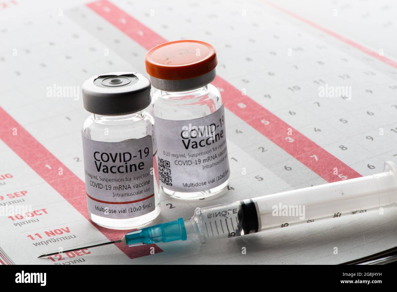 Dans le calendrier, seringue avec contenant de vaccin épidémique. Banque D'Images