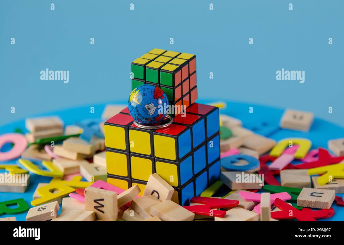 Gros plan de combinaisons de puzzles de différentes tailles entourées de lettres en bois Banque D'Images