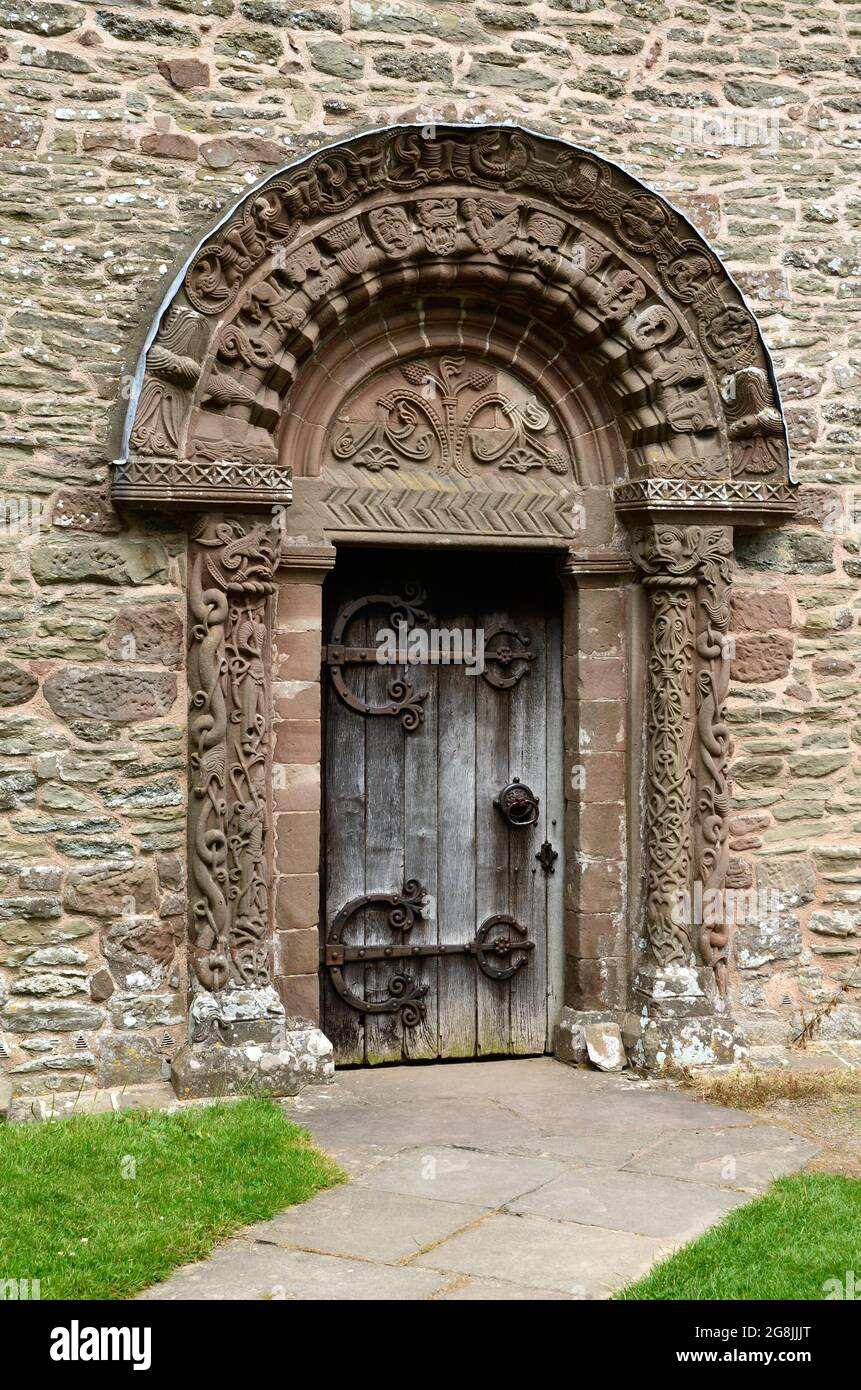 Porte sud de l'église historique St Mary et St David avec des sculptures en pierre élaborées Kilpeck Herefordshire Angleterre Royaume-Uni Banque D'Images