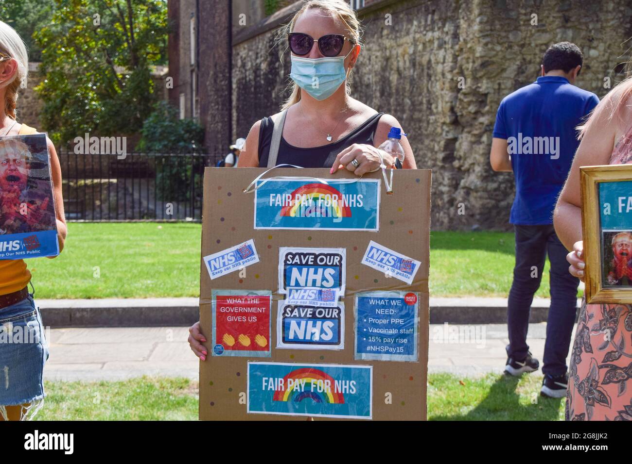 Londres, Royaume-Uni. 20 juillet 2021. Un manifestant dans le vieux palais de Yard en face du Parlement. Les membres du syndicat, les travailleurs du NHS et les partisans se sont réunis à Westminster pour exiger une augmentation de salaire de 15% pour tous les travailleurs du NHS, suite à la proposition du gouvernement d'augmenter de 1%, et ont défilé au 10 Downing Street pour présenter leur pétition. Banque D'Images