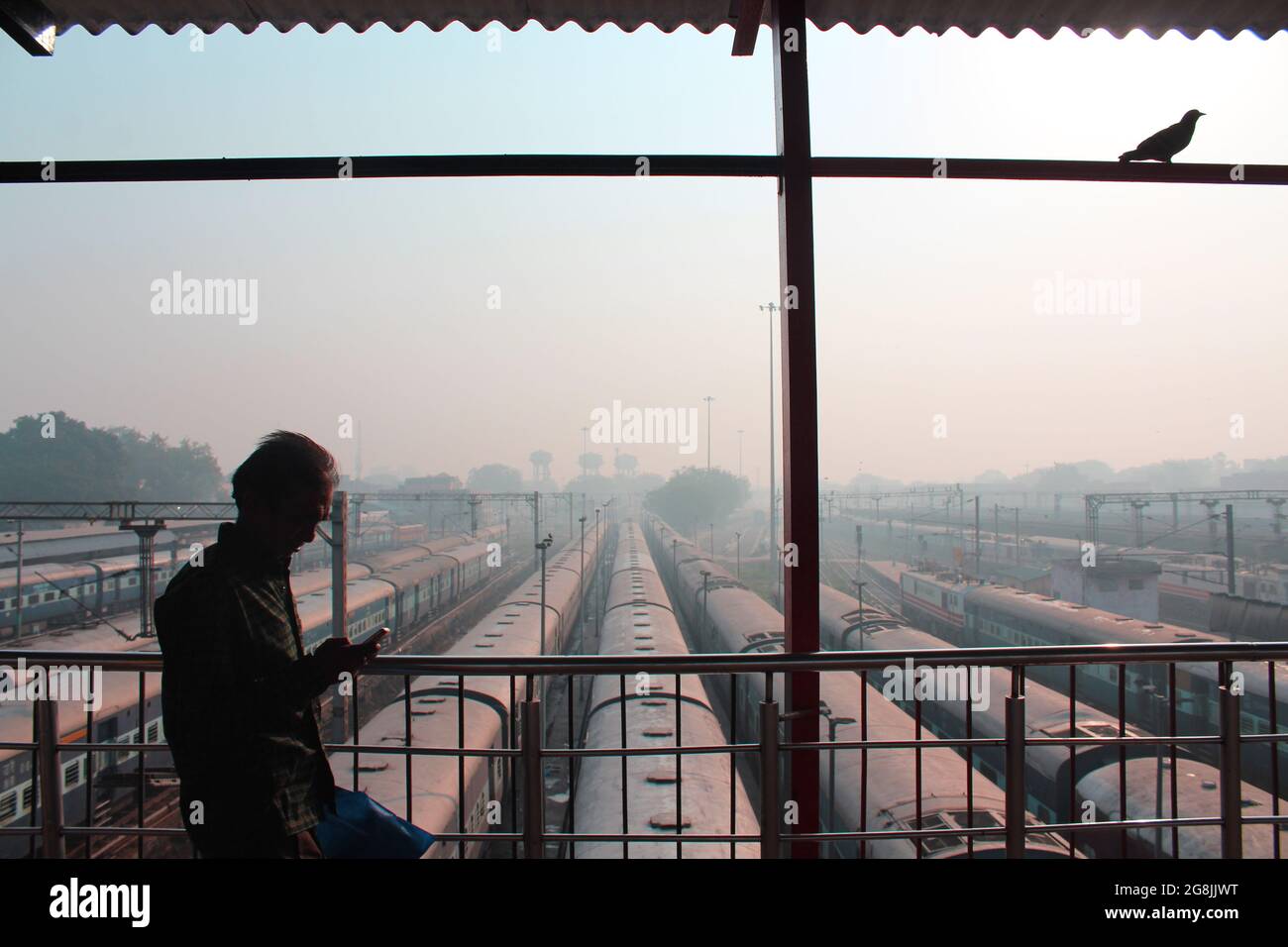 heure d'or dans la vieille gare de Delhi le matin d'été Banque D'Images