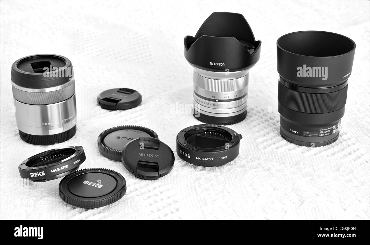 HOKITIKA, NOUVELLE-ZÉLANDE - 03 mars 2021 : une gamme d'accessoires d'objectif pour les caméras APC de type E de Sony Banque D'Images