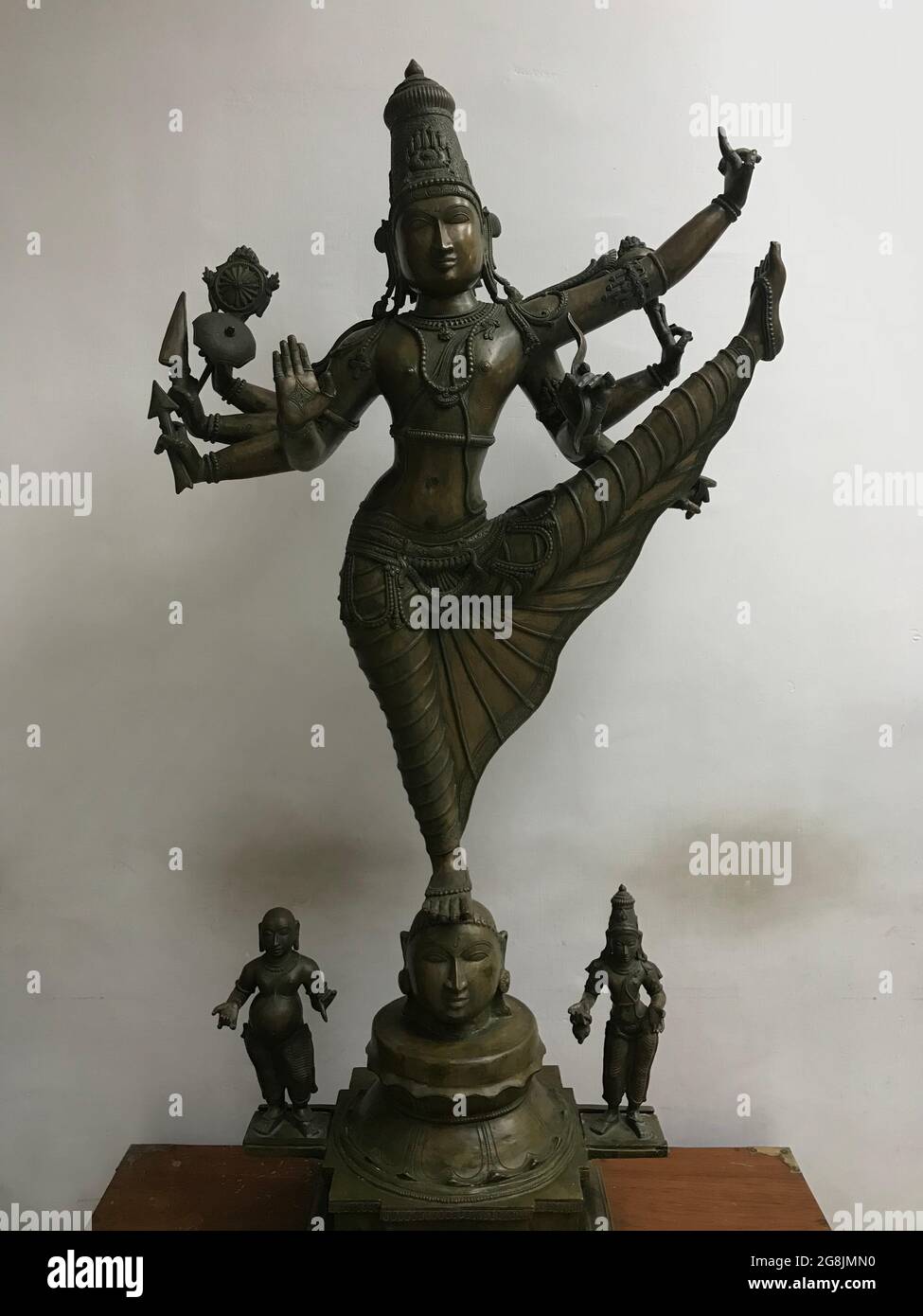Statue de deux dames jouant des jeux tamouls anciens et grand-mère statue faisant des travaux de maison et beau statut sont situés dans Chennai Inde Banque D'Images