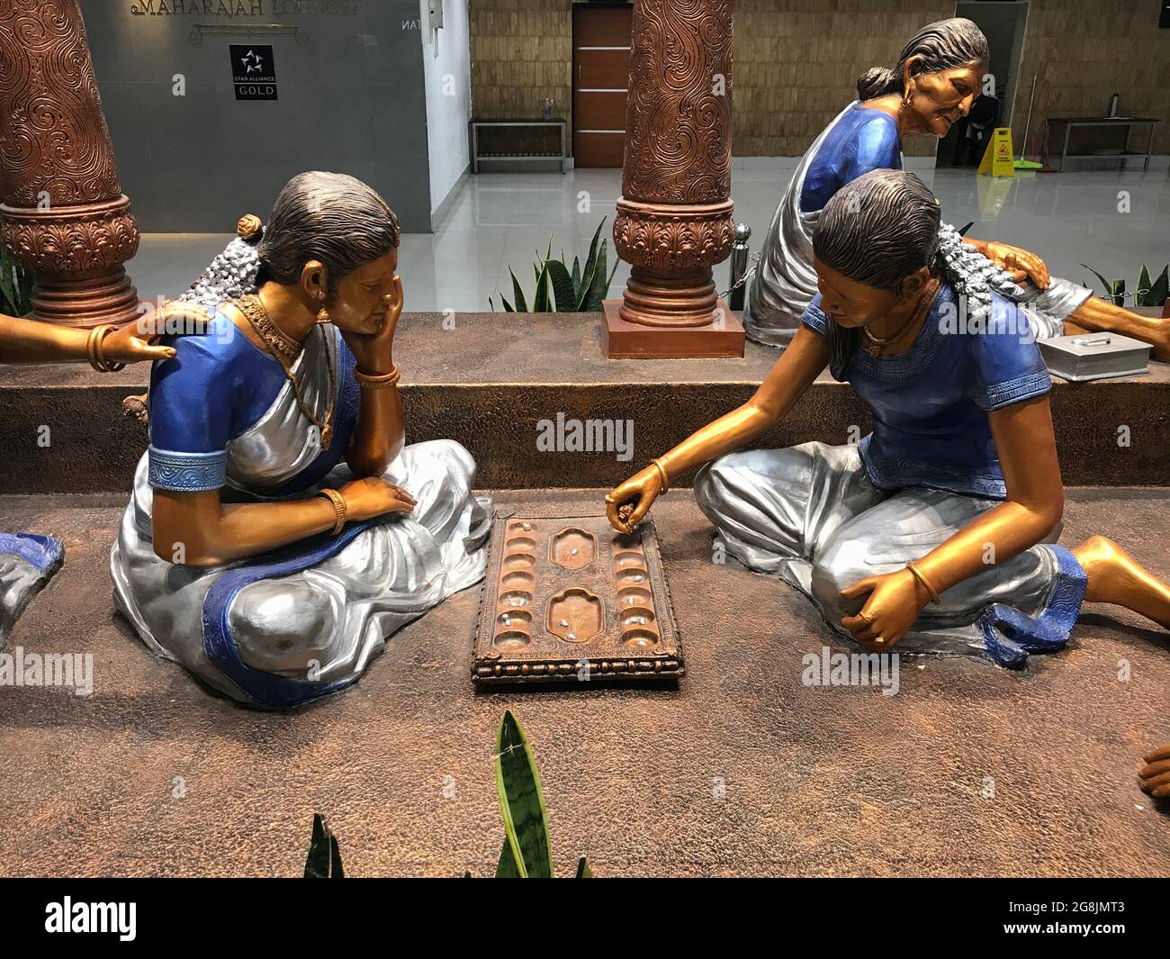 Statue de deux dames jouant des jeux tamouls anciens et grand-mère statue faisant des travaux de maison et beau statut sont situés dans Chennai Inde Banque D'Images