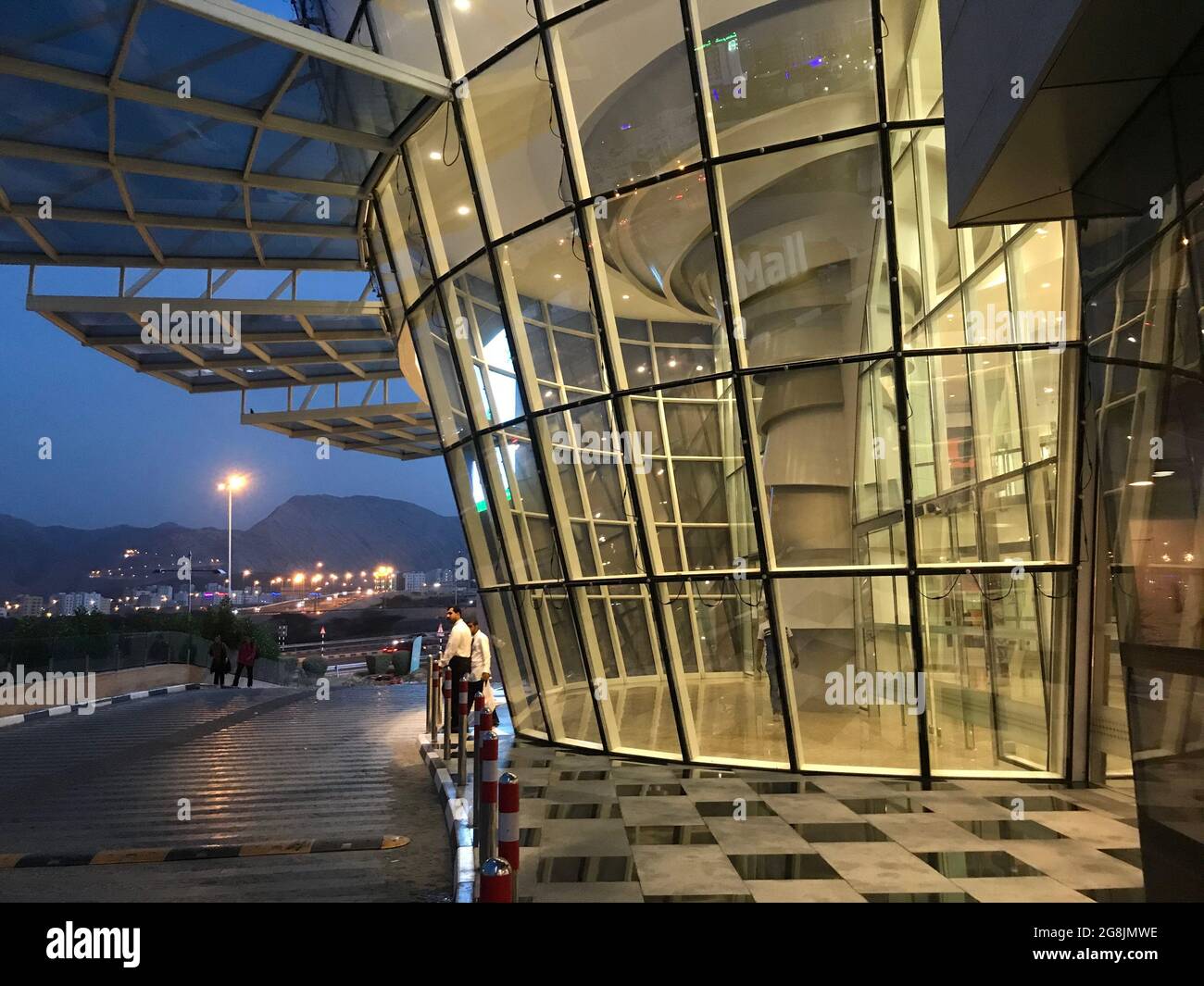 Un mur ou une façade en verre incliné avec cadre en aluminium pour une entrée de bâtiment de grande hauteur avec Big Canopy comme une finition extérieure en zone urbaine Banque D'Images