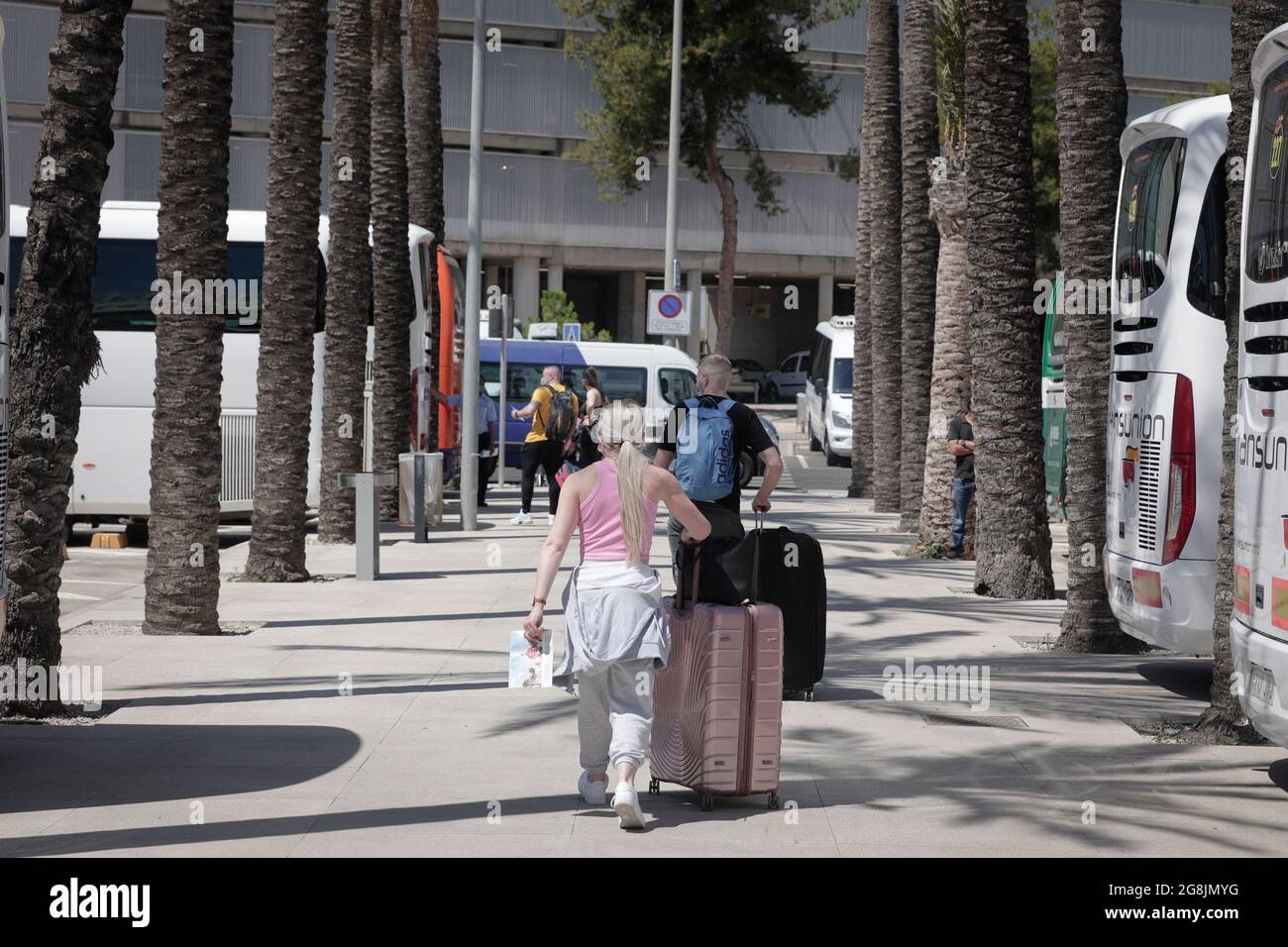 Les touristes transportent des valises à l'aéroport de Palma de Majorque. Banque D'Images