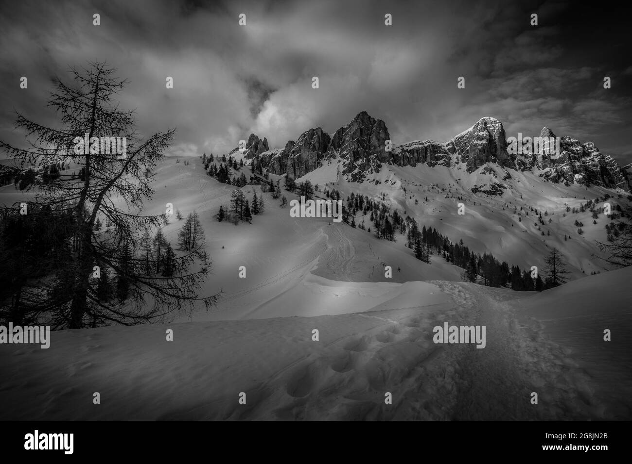 Effet noir et blanc du sentier dans la neige, Dolomites, Italie Banque D'Images