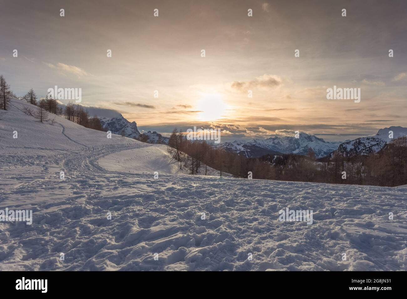 Magnifique panorama d'hiver sur la dolomite au coucher du soleil avec des nuages éclairés au soleil Banque D'Images