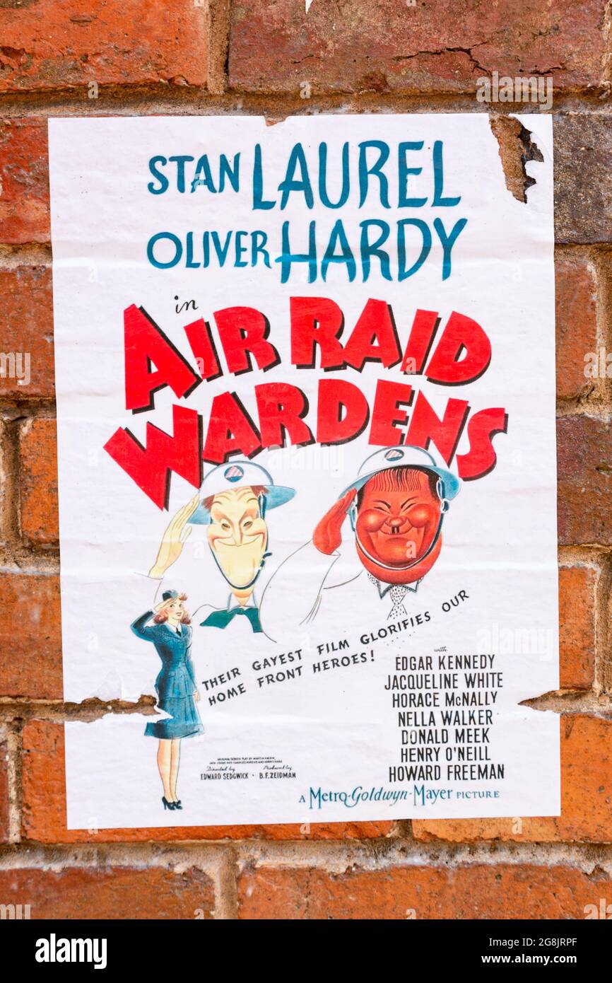 Affiche de vieux film publicitaire Air RAID Wardens un film avec Laurel et Hardy Banque D'Images