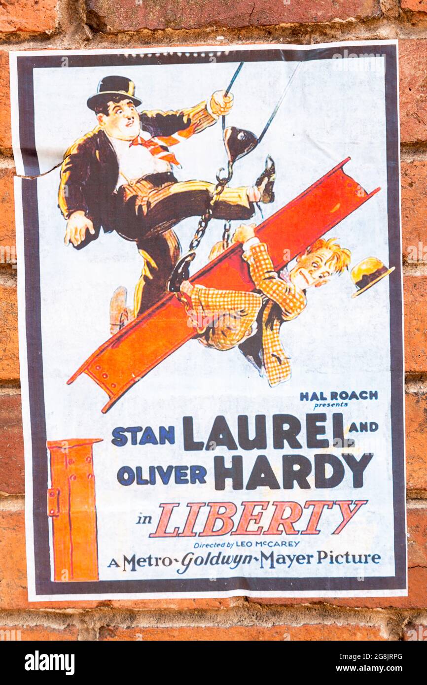 Affiche de vieux film publicitaire Liberty un film mettant en vedette Laurel et Hardy Banque D'Images