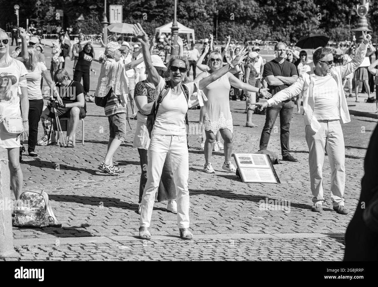 Demonstrant*innen tanzen. 13. Juni 2020 wenige hundet Menschen gegen die Coronamaßnahmen demonstriert. Nachdem die Organisator*innen erneut vor Gericht UM 10.000 Demoteilnehmende verloren hatten, wurden nur Tausend erlaubt, die aber nicht kamen. Unter den Demonstrant*innen waren viele RechtsExtreme und Verschwörungsideolog*innen. (Photo par Alexander Pohl/Sipa USA) crédit: SIPA USA/Alay Live News Banque D'Images