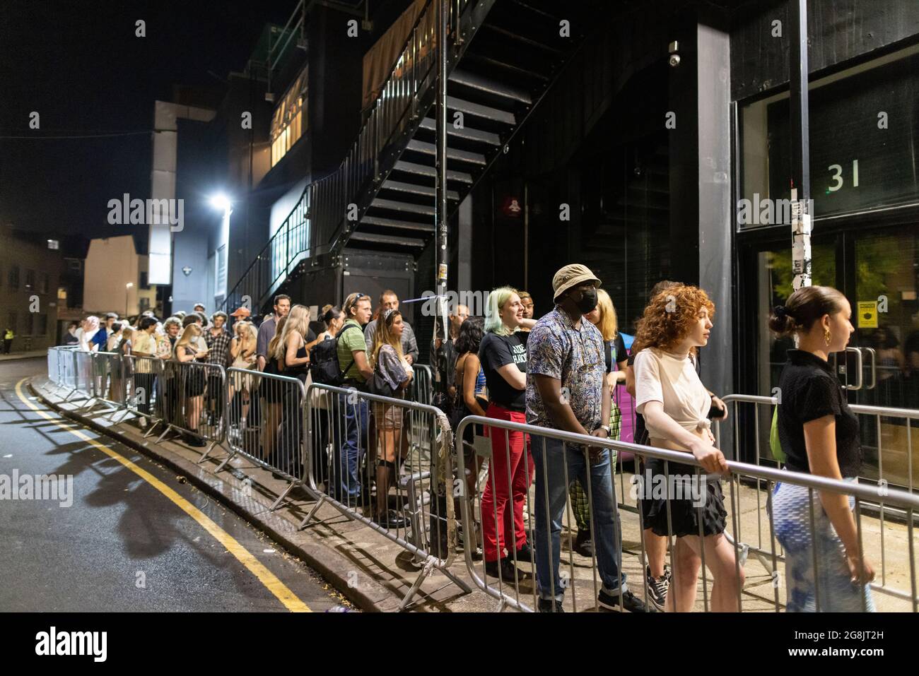 Les clubbers se dirigent vers la discothèque Oval Space en début de journée, où les salles de concert ont été autorisées à rouvrir à 00.01 h le 19 juillet. Banque D'Images