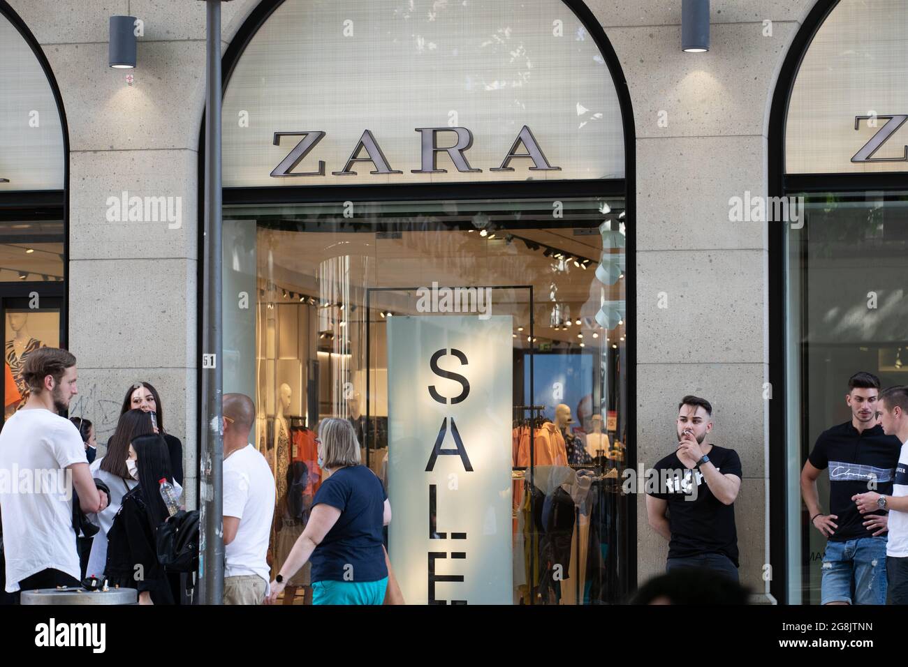 Menschen vor den Zara. Viele Menschen nutzen den Samstag den 4. Juli 2020  UM in der Innenstadt in München Einkäufe zu tätigen und durch die Geschäfte  zu stöbern. VOR einigen Läden gab