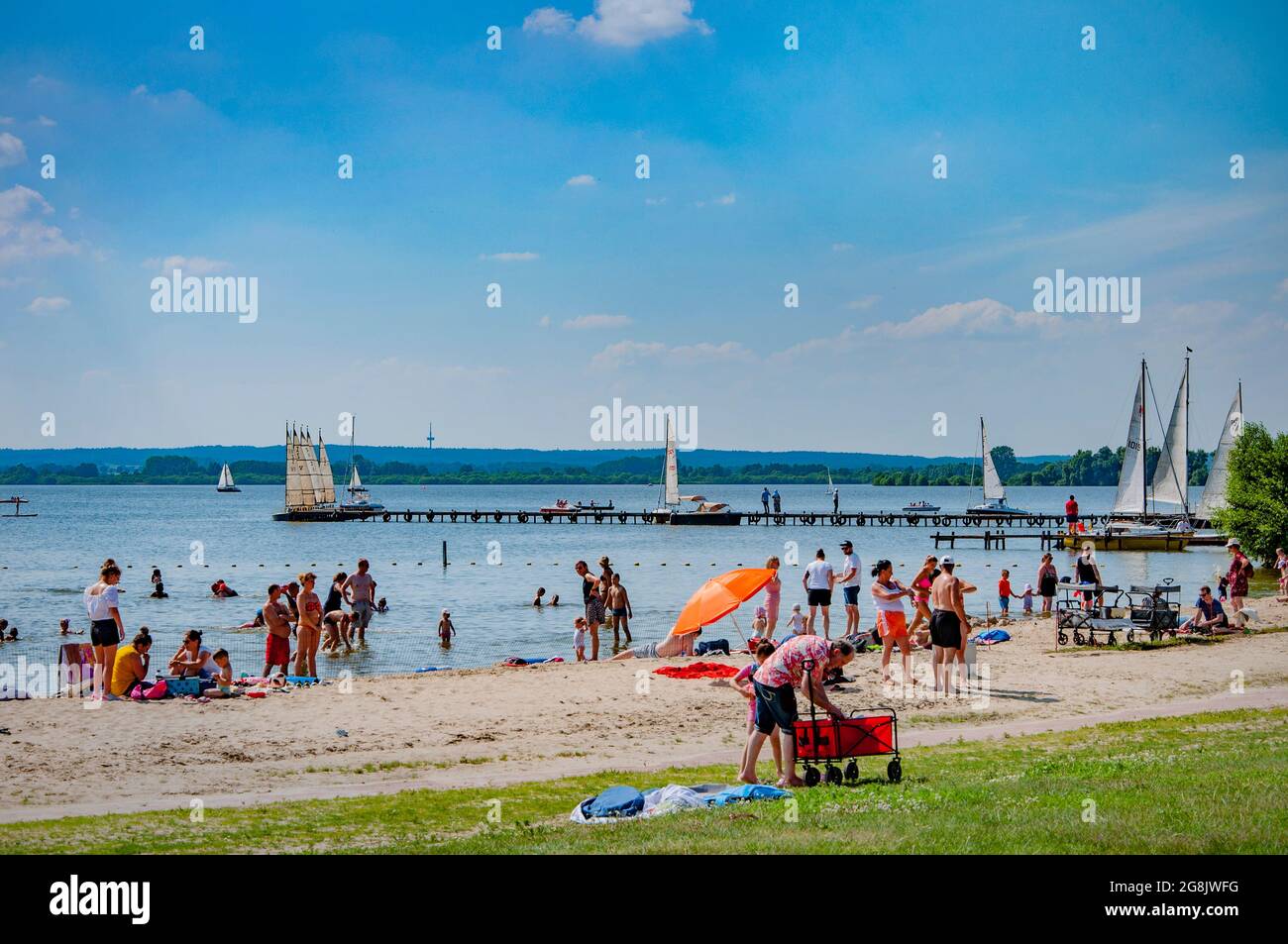 BOHMTE, ALLEMAGNE. 27 JUIN 2021 Parc naturel de Dammer. Vue sur le lac, les personnes se baignent et se reposent sur la plage. Banque D'Images