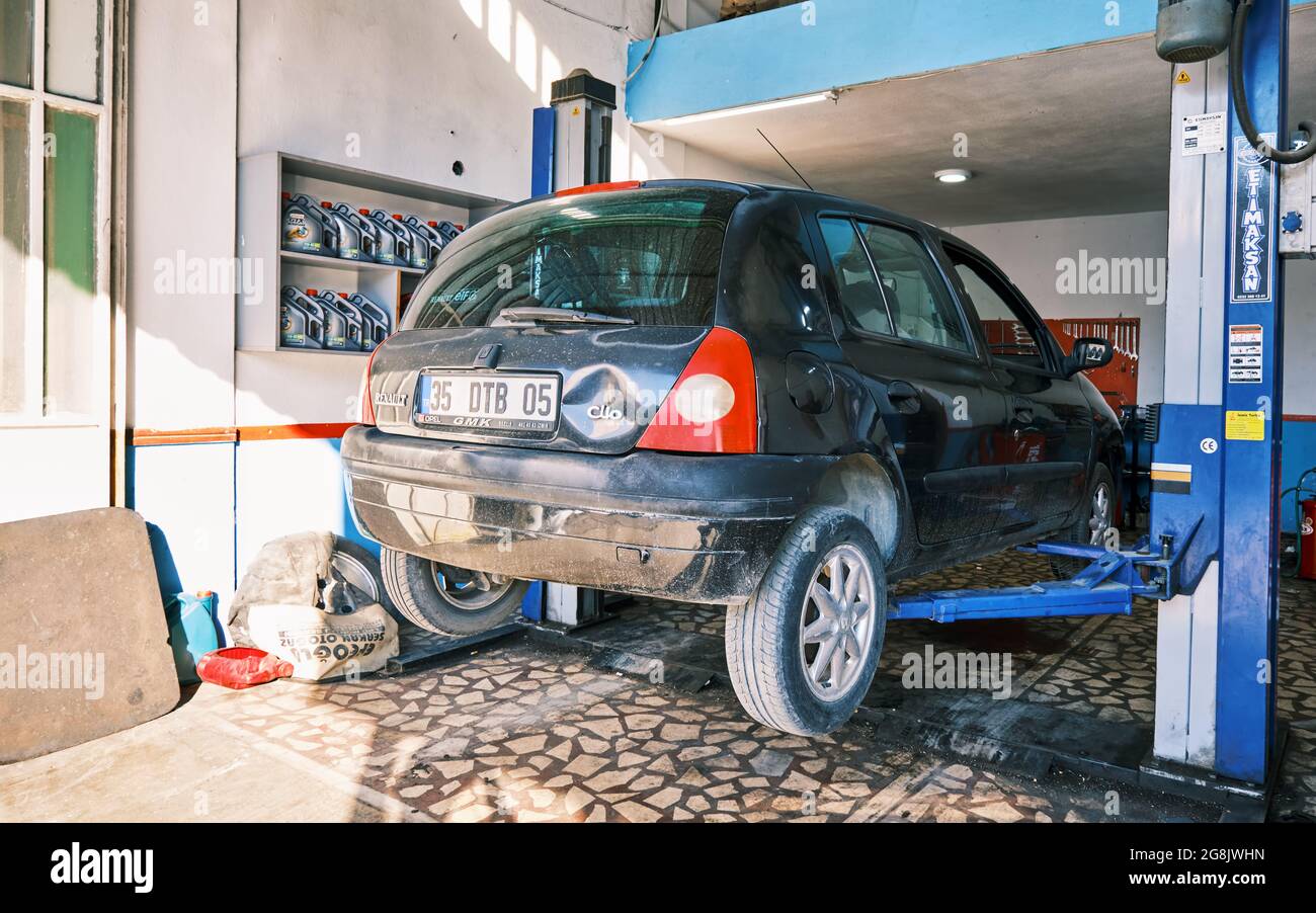 Urla, İzmir, Turquie - juin 2021 : une voiture Renault Clio endommagée est sur le pont élévateur de la station de service de réparation automobile. Banque D'Images