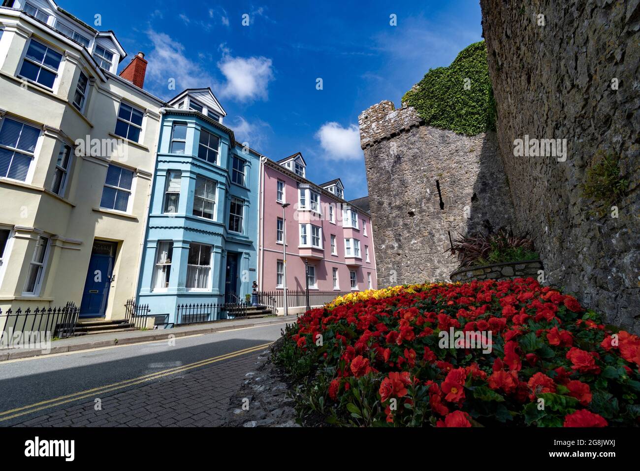 Scène de rue Tenby avec mur médiéval dans Pembrokeshire Banque D'Images