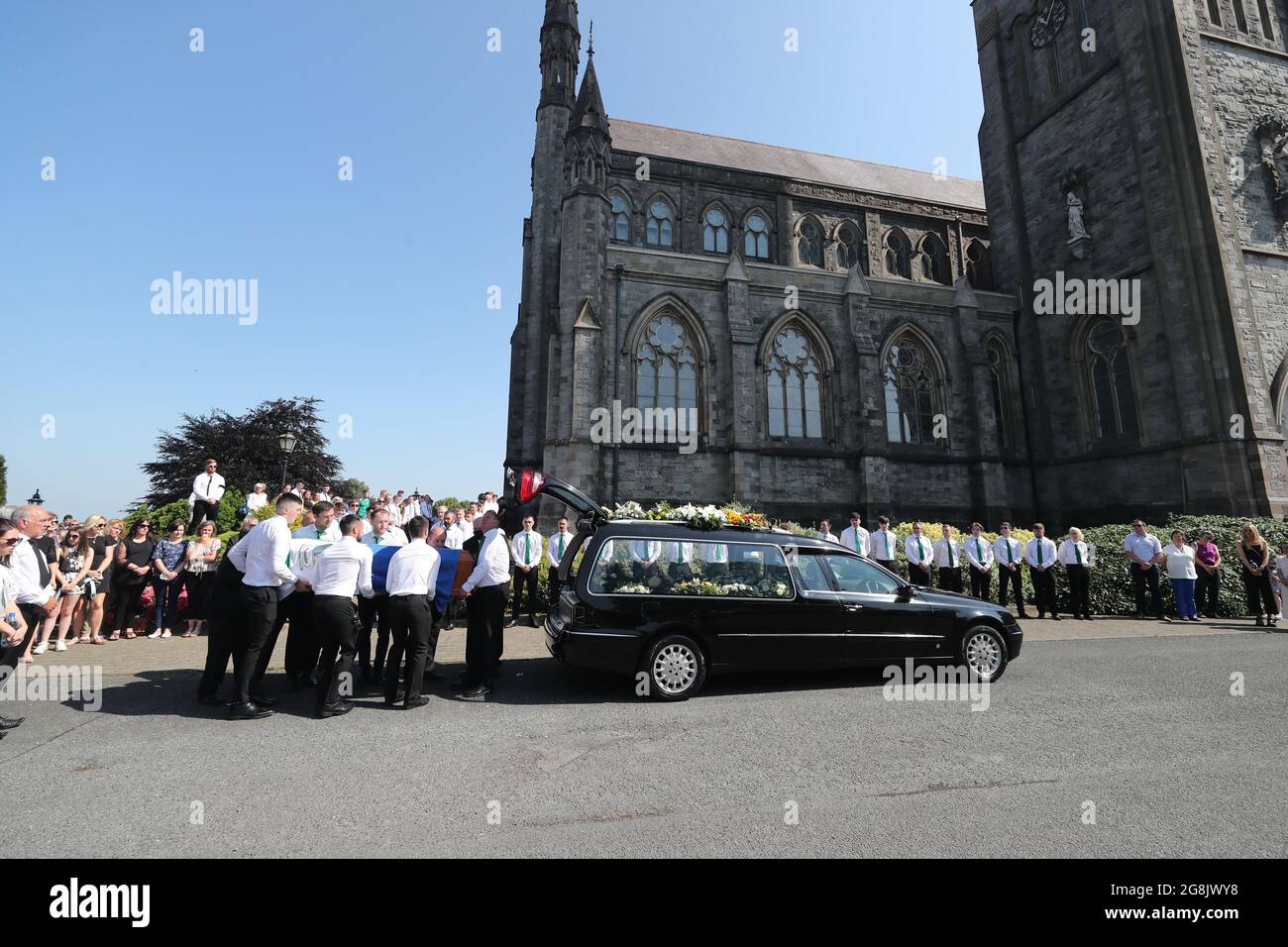 Les amateurs de deuil assistent aux funérailles de Brendan og Duffy, l'étoile de Monaghan GAA U20, à la cathédrale St McCartan, dans la ville de Monaghan. Date de la photo: Mercredi 21 juillet 2021. Banque D'Images