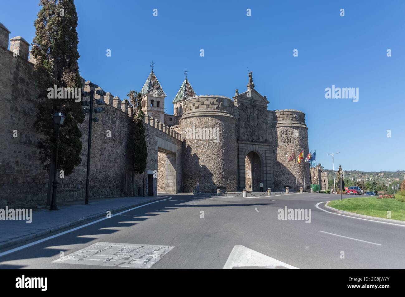 Tolède / Espagne - 05 12 2021: Vue sur la Nouvelle porte de Bisagra, une entrée monumentale de porte principale mauresque sur la forteresse de Tolède Banque D'Images