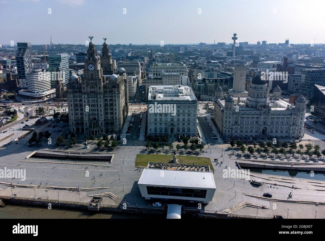 Le Royal Liver Building (à gauche) sur le front de mer de Liverpool, qui a été supprimé de la liste du patrimoine mondial après qu'un comité de l'ONU ait constaté que des développements, y compris le nouveau stade Everton FC, menaçaient la valeur du front de mer de la ville. Date de la photo: Mercredi 21 juillet 2021. Banque D'Images