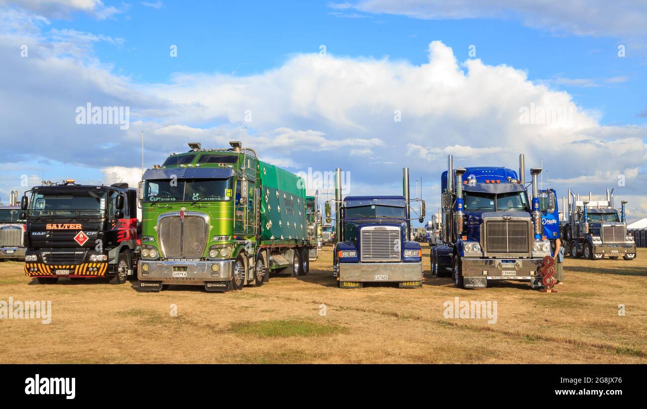 Plusieurs marques et modèles de gros camions d'engins de forage lors d'un salon de camions Banque D'Images