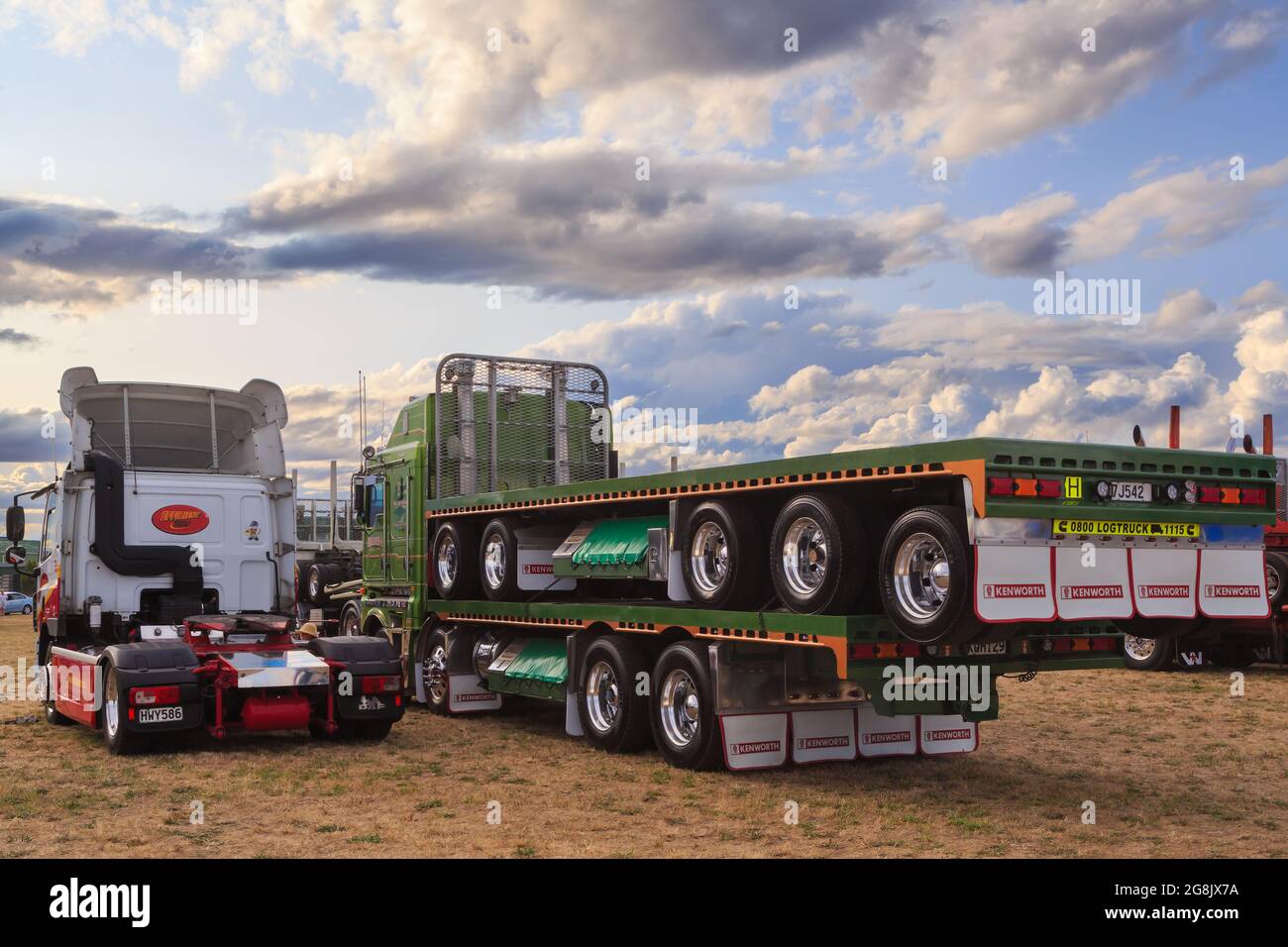 Vue arrière de deux gros camions d'engins de forage lors d'une exposition de camions Banque D'Images