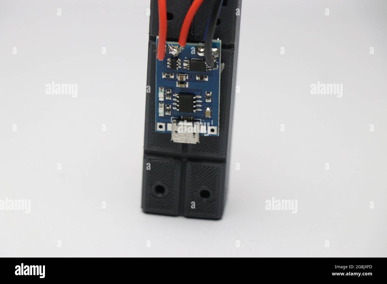 Carte de circuit imprimé de charge de batterie avec fils à fixer à l'arrière du support de batterie isolé sur fond blanc Banque D'Images