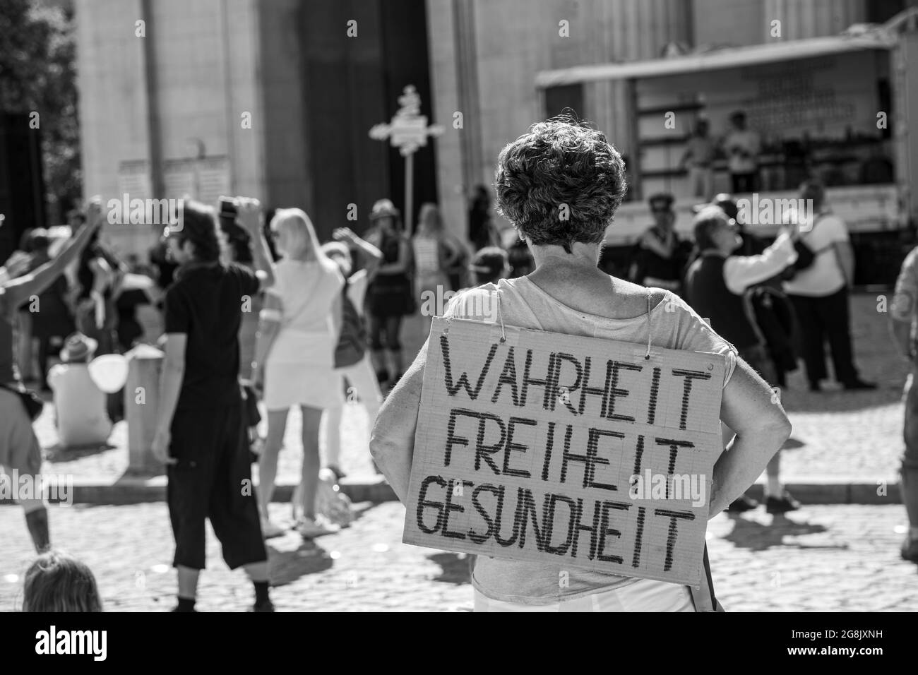 Demonstrantin mit Schild: « Wahrheit Freiheit Gesundheit ». 13. Juni 2020 wenige hundet Menschen gegen die Coronamaßnahmen demonstriert. Nachdem die Organisator*innen erneut vor Gericht UM 10.000 Demoteilnehmende verloren hatten, wurden nur Tausend erlaubt, die aber nicht kamen. Unter den Demonstrant*innen waren viele RechtsExtreme und Verschwörungsideolog*innen. (Photo par Alexander Pohl/Sipa USA) Banque D'Images