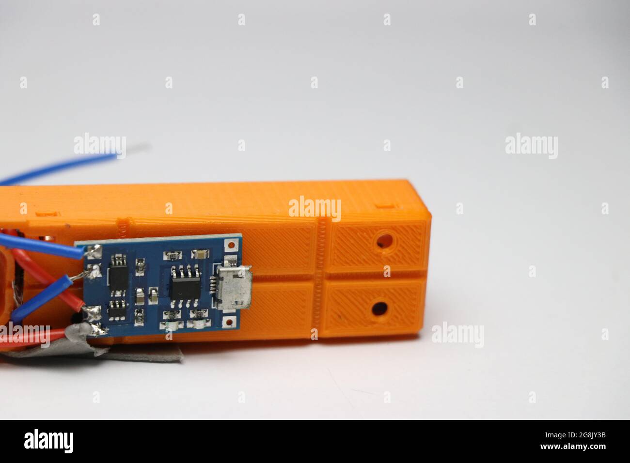 Carte de charge de batterie lithium-ion fixée à l'arrière du boîtier de batterie imprimé 3D Banque D'Images