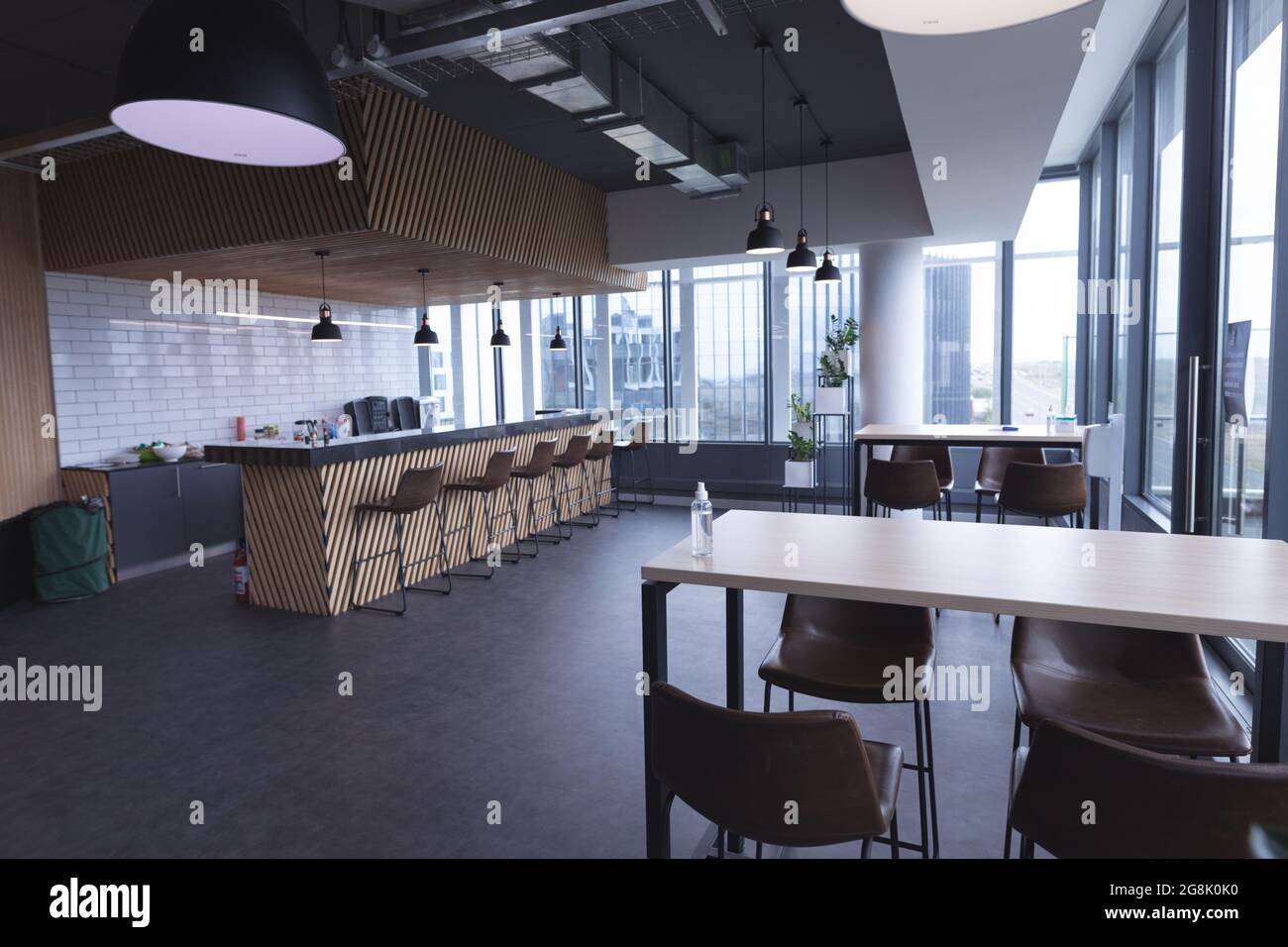 Intérieur de la cafétéria vide avec des tables dans le bureau moderne Banque D'Images