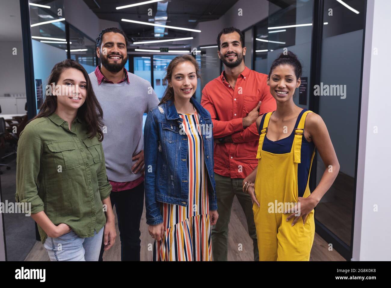 Portrait d'un groupe diversifié de collègues créatifs regardant l'appareil photo et souriant Banque D'Images