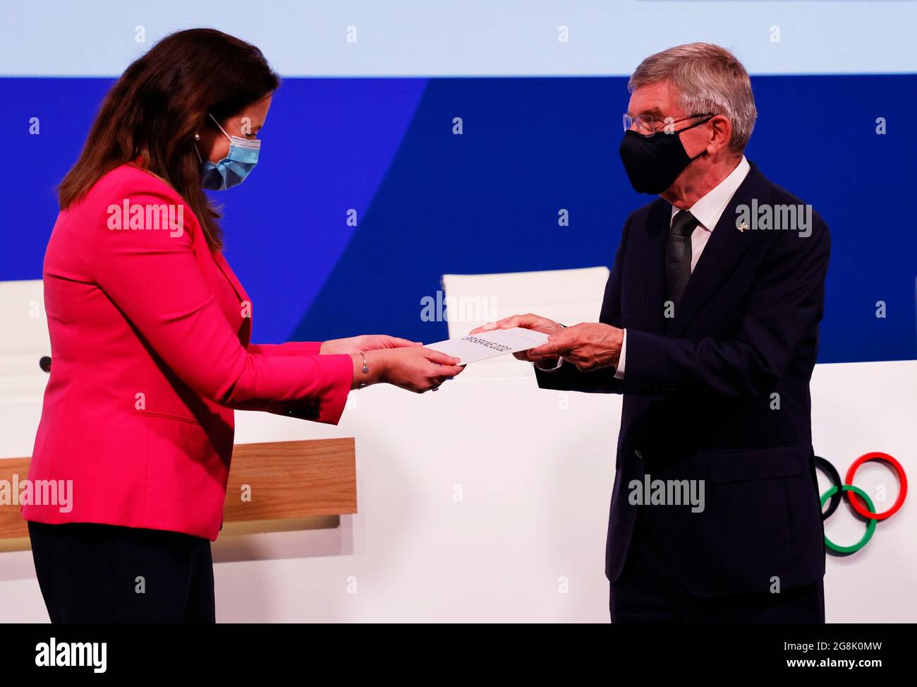 Tokyo, Japon. 21 juillet 2021. (Comité international olympique Thomas Bach (R) présente à l'honorable Annastacia Palaszczuk, député de Queensland et ministre du Commerce, une carte après l'annonce de Brisbane comme ville hôte des Jeux Olympiques d'été 2032 lors de la 138e session du Comité International Olympique (CIO) à Tokyo, au Japon, le 21 juillet 2021. (Toru Hanai/Pool via Xinhua) Credit: Xinhua/Alay Live News Banque D'Images