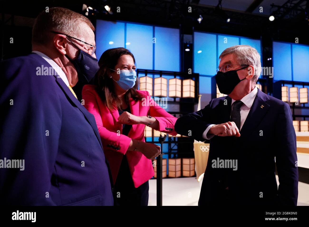 Tokyo, Japon. 21 juillet 2021. (Comité international olympique Thomas Bach (R) fait des coudes avec les membres de la délégation de Brisbane 2032 John Coates AC (L), président du Comité olympique australien et l'honorable Annastacia Palaszczuk, député, premier ministre du Queensland et ministre du Commerce, Après Brisbane a été annoncé comme ville hôte des Jeux Olympiques d'été de 2032 lors de la 138e session du Comité International Olympique (CIO) à Tokyo, Japon, le 21 juillet 2021. (Toru Hanai/Pool via Xinhua) Credit: Xinhua/Alay Live News Banque D'Images
