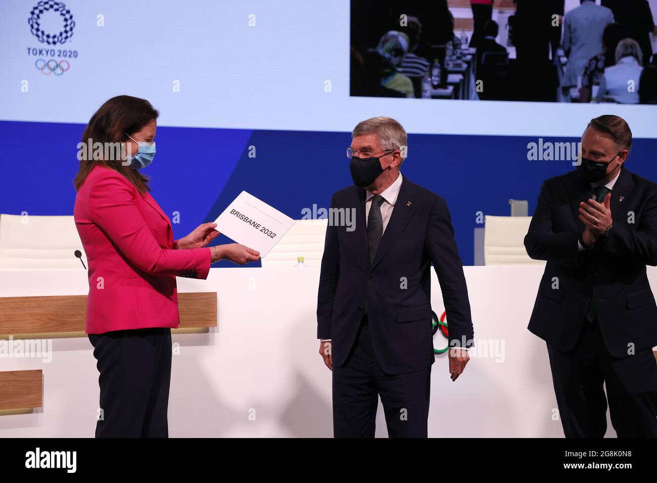 Tokyo, Japon. 21 juillet 2021. (Le président du Comité International Olympique Thomas Bach (C) présente à l'honorable Annastacia Palaszczuk, député (L), premier ministre du Queensland et ministre du Commerce, une carte après l'annonce de Brisbane comme ville hôte des Jeux Olympiques d'été 2032 lors de la 138e session du Comité International Olympique (CIO) à Tokyo, au Japon, Le 21 juillet 2021. (Toru Hanai/Pool via Xinhua) Credit: Xinhua/Alay Live News Banque D'Images