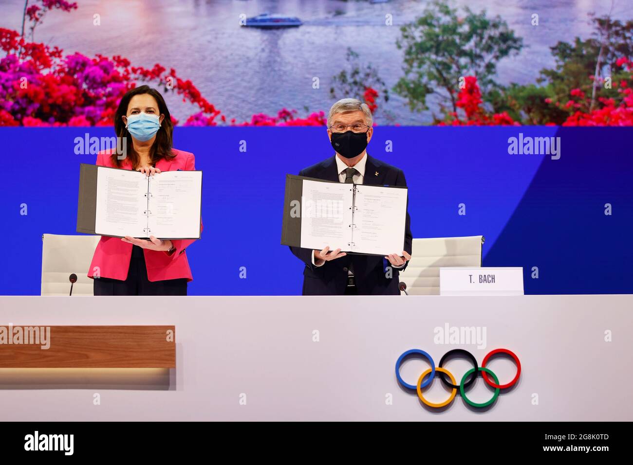 Tokyo, Japon. 21 juillet 2021. (L'honorable Annastacia Palaszczuk, député, premier ministre du Queensland et ministre du Commerce (L), Et le président du Comité International Olympique Thomas Bach tient des copies de l'Accord d'hôte après que Brisbane a été annoncé comme ville hôte des Jeux Olympiques d'été 2032 lors de la 138e session du Comité International Olympique (CIO) à Tokyo, au Japon, le 21 juillet 2021. (Toru Hanai/Pool via Xinhua) Credit: Xinhua/Alay Live News Banque D'Images