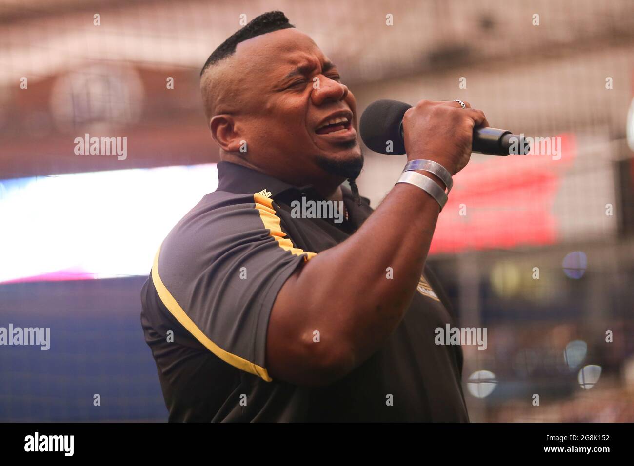 Saint-Pétersbourg, Floride. USA; UNE vue générale de Terrace Hamilton joue l'hymne national lors d'un match de base-ball de ligue majeure entre la Tampa Bay Ra Banque D'Images