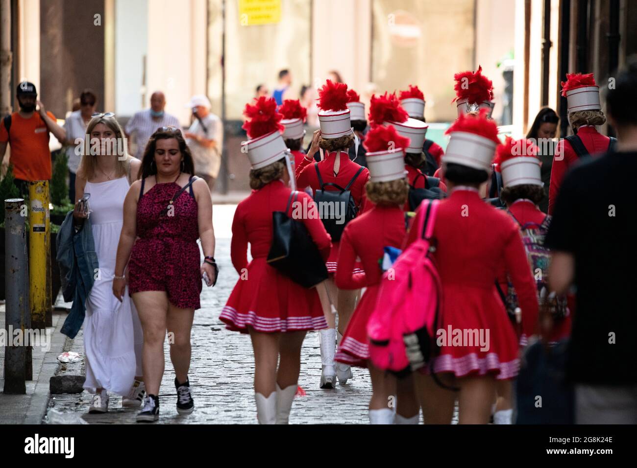 Glasgow, Écosse, Royaume-Uni. 20 juillet 2021. PHOTO : les acteurs vus entre les prises de vue et les prises de vue. Filmer sur le set de l'Indiana Jones 5 au milieu du centre-ville de Glasgow alors que le superproduction hollywoodienne établit Glasgow comme la ville de New York. Une production complète peut être vue, avec une grande coulée, des producteurs et des extras. Le centre-ville a été modifié de sorte que tous les magasins et le bâtiment ressemblent à 1959 Amérique. Crédit : Colin Fisher Banque D'Images