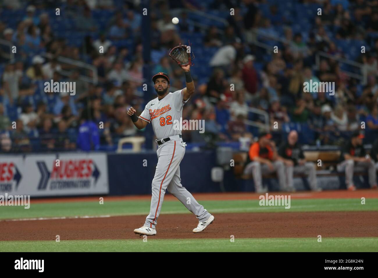 Saint-Pétersbourg, Floride. USA; Baltimore Orioles troisième baseman Kelvin Gutierrez (82) attrape une balle rebondissante à la troisième base et jette à la première base pendant un Banque D'Images