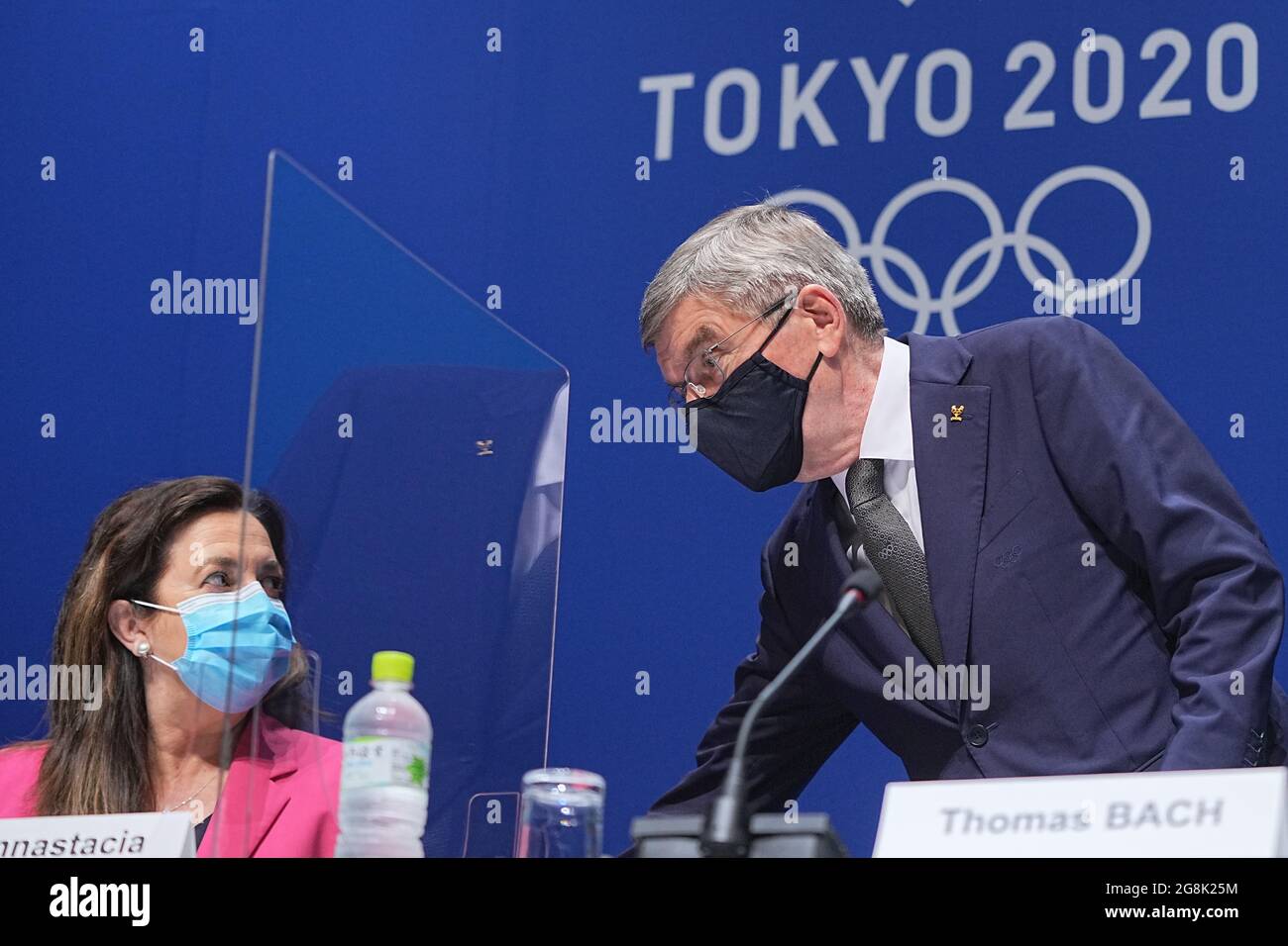 Tokyo, Japon. 21 juillet 2021. Thomas Bach, président du CIO, et Annastacia Palaszczuk, chef du gouvernement du Queensland en Australie, parlent lors d'une conférence de presse au Centre de presse principal (MPC) . Le CIO décerne les Jeux Olympiques de 2032 à Brisbane . Credit: Michael Kappeller/dpa/Alay Live News Banque D'Images